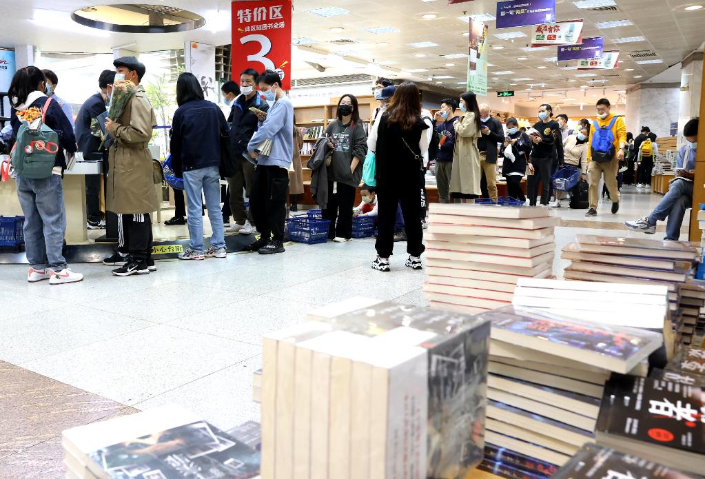 上海書(shū)城福州路店閉店重裝前迎購書(shū)熱潮